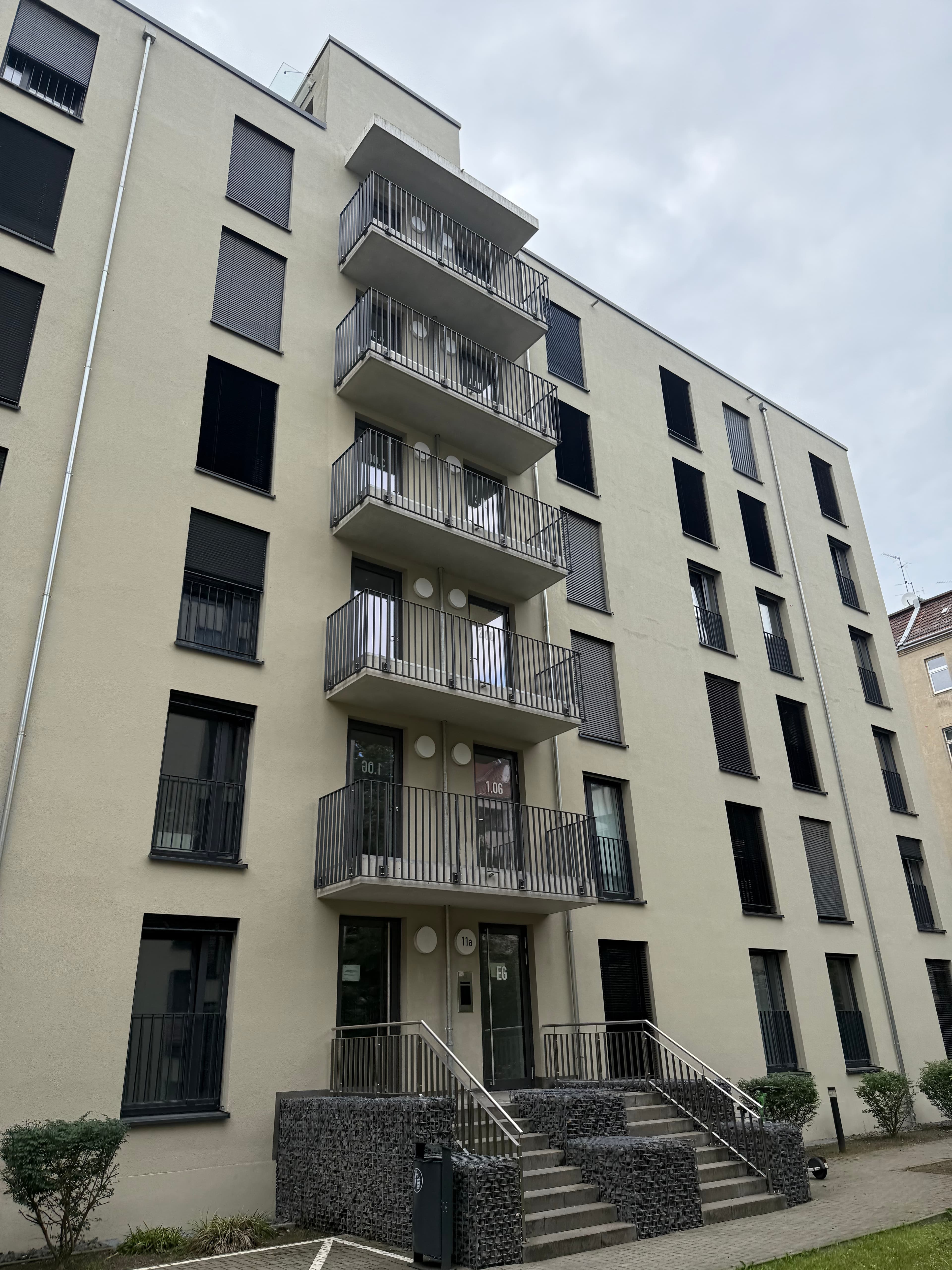 Wohngebäude mit gepflegten Grünanlagen